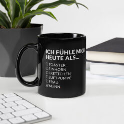 Tiefschwarze Keramiktasse, glänzend – ICH FÜHLE MICH HEUTE ALS MANN